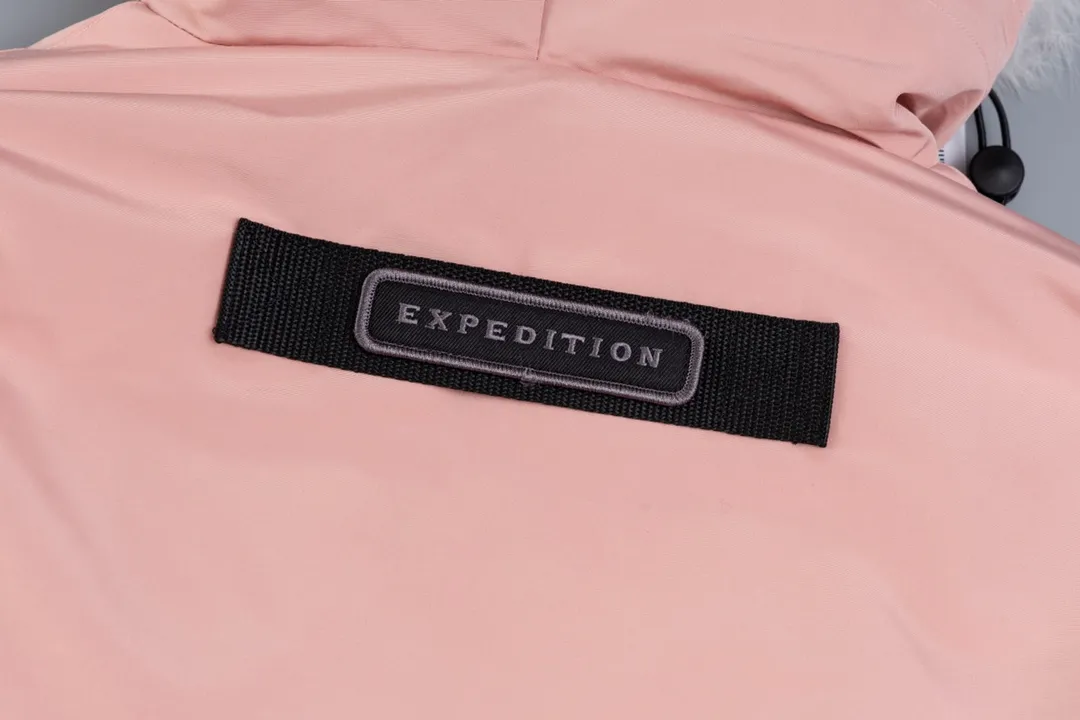 P820 (Top wolf fur version delivery handbag) Canada Goose Canada Goose #Expedition expedition parka classic down jacket ➖ Imported 21-count polyester-cotton blended original fabric [last year’s 16-count/18-count hard fabrics have been completely eliminated, this year all use 21-count genuine synchronous fabrics, the soft mid-band feels delicate and textured], genuine synchronous Feather-Light 10D waterproof coated fabric, made of 84.5% polyester fiber and 15.5% cotton, 100% the best feel in the entire network! ➖ The genuine official website uses the national standard 80 white duck down, and will never be misled by false claims such as 90 down or goose down! ➖ Using the best nylon lining with double double-layer sealing design, velvet-proof No. 7 needle + grid-filled down ready-made garments, there is 100% no so-called velvet running! ➖ The cuffs are designed with thickened seamless threads, and the collar and pockets are lined with top-quality polar fleece to keep you warm and comfortable! ➖ Yoshida YKK provides original custom-made electroplated sliders. YKK two-way lockable zippers are tight and smooth and will not peel off paint! ➖ 3M composite guarantees that the Velcro is the same as the original, durable, and all accessories and hardware are custom-made! ➖ The imported Behringer embroidery machine customizes the 10,000-needle embroidery logo, and 98% of the replicas restore the original logo. ➖ ​​The fur collars are all made of large pieces of Western Canadian blue wolf leather, ensuring that each fur collar is 13-15cm wide!